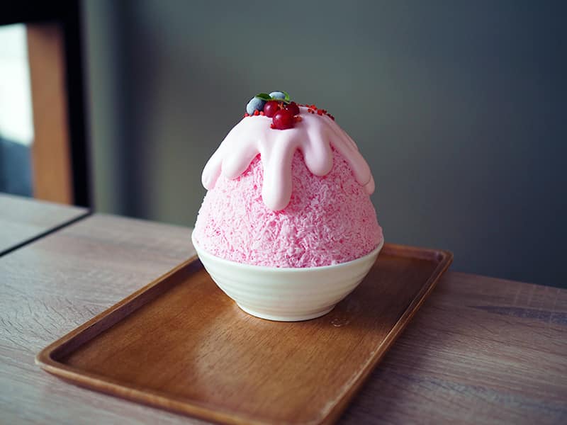 Pinkes Kakigori Eis mit Topping auf einem Tablett